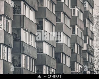 Neues, renoviertes altes kommunistisches Apartmentgebäude. Hässliches, traditionelles kommunistisches Wohnensemble Stockfoto