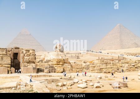 Blick auf die große Sphinx und die Pyramiden von Gizeh in Ägypten Stockfoto