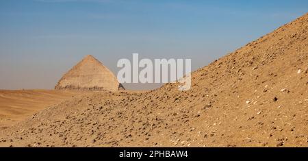 Panoramablick auf die gebogene Pyramide in Dahschur, Niederägypten Stockfoto