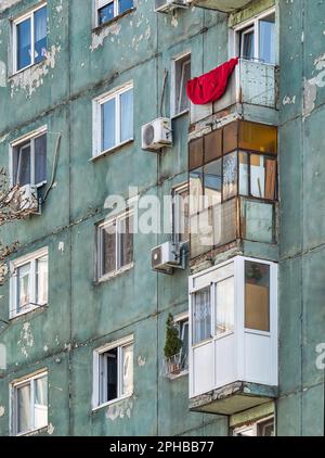 Abgenutztes Wohnhaus aus der kommunistischen Ära gegen blauen Himmel in Bukarest Rumänien. Hässliches traditionelles kommunistisches Wohnensemble Stockfoto