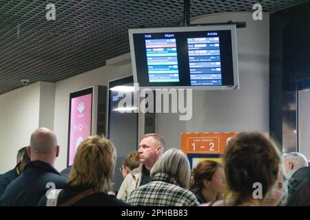 Brüssel, Belgien. 27. März 2023. Verwirrung herrschte unter den Menschenmassen am Brüsseler Bahnhof Midi, da heruntergefahrene Stromleitungen in der Nähe von Tourpes in Südbelgien zu Verspätungen bei den Eurostar-Zügen führten. Passagiere aus Belgien und aus Deutschland und den Niederlanden mussten mit Verspätungen von fast drei Stunden rechnen, da das Personal des Eurostars während der Wartezeit kostenloses Wasser und Waffeln bereitstellte. Kredit: Anna Watson/Alamy Live News Stockfoto