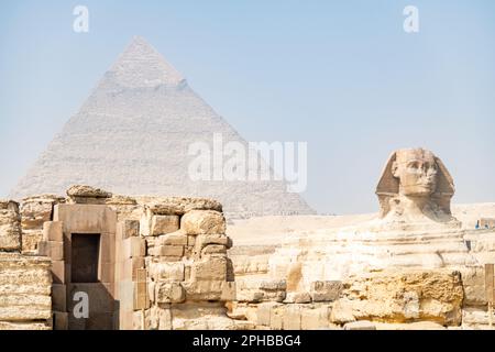 Blick auf die große Sphinx und die Pyramiden von Gizeh in Ägypten Stockfoto