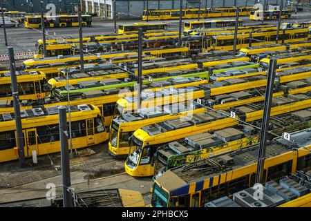 Essen, Nordrhein-Westfalen, Deutschland - Straßenbahnen am Ruhrbahn-Depot, Verdi und EVG-Warnstreik. Stockfoto