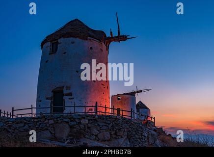 Traditionelle kykladische Windmühlen im Dorf Vivlos in der Abenddämmerung, Naxos Stockfoto