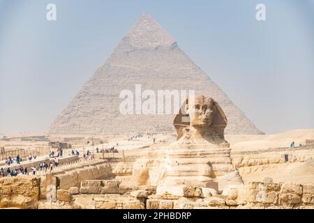 Blick auf die große Sphinx und die Pyramiden von Gizeh in Ägypten Stockfoto