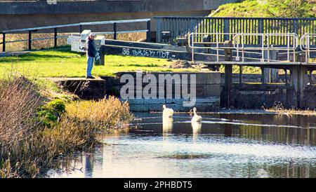 Glasgow, Schottland, Vereinigtes Königreich, 27. März 2023. UK Weather: Sunnysaw die Einheimischen gehen auf die Straße. Der Forth und clyde Kanal im Norden der Stadt wird bei gutem Wetter zu einem Gesundheitszentrum. Credit Gerard Ferry/Alamy Live News Stockfoto