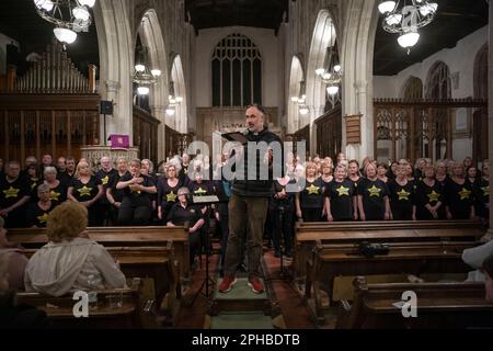 Rock Choirs von Essex und Suffolk treten am 24. März 2023 in der Long Melford Church auf © Brian Harris Mitglieder des Rock Chors aus verschiedenen Choren in Esse Stockfoto