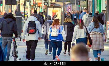 Glasgow, Schottland, Vereinigtes Königreich, 27. März 2023. UK Weather: Sonnig im Stadtzentrum am Nachmittag gingen die Einheimischen auf die Straße. Argyle Street das Einkaufsviertel im unteren Bereich auf der Style Mile. Credit Gerard Ferry/Alamy Live News Stockfoto