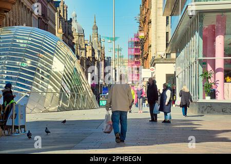 Glasgow, Schottland, Vereinigtes Königreich, 27. März 2023. UK Weather: Sonnig im Stadtzentrum am Nachmittag gingen die Einheimischen auf die Straße. Buchanan Street die Einkaufskapsel und Stilmeile schottlands sonnt sich vom St. enoch Platz am südlichen Ende. Credit Gerard Ferry/Alamy Live News Stockfoto