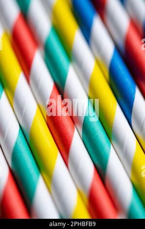 Nahaufnahme von farbigen Papierhalmen Stockfoto