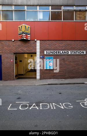 Die Metrostation Tyne and Wear (Sunderland Station) in der Stadt Sunderland. Im Mai 2024 soll ein neuer regionaler Bürgermeister im Rahmen eines Dezentralisierungsvertrags für den Nordosten im Wert von 4,2bn Mio GBP gewählt werden. Die Galionsfigur würde eine gemeinsame Bürgermeisterschaft anführen, die sich über Northumberland, Tyne und Wear und County Durham erstreckt. Der derzeitige Bürgermeister im Norden von Tyne ist Jamie Driscoll. Stockfoto