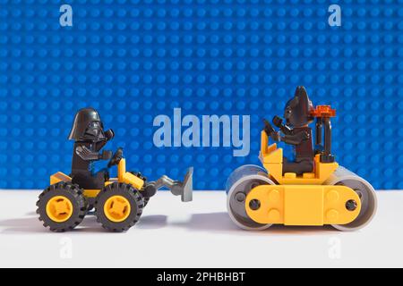 Männer in Schwarz und seine Baumaschinen Stockfoto