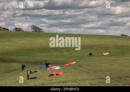 Gleitschirme in der Nähe von Devil's Dyke Stockfoto