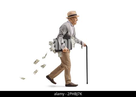 Profilaufnahme eines edlen Mannes, der mit einem Stock läuft und einen Aktenkoffer voller Geld trägt, isoliert auf weißem Hintergrund Stockfoto