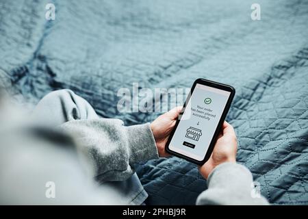 Frau, die ein Produkt im Online-Shop kauft. Person, die mit der mobilen Online-Zahlungs-App bezahlt. Kunde bestellt Artikel im Online-Shop über Smartphone. Online-sh Stockfoto