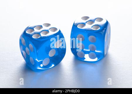 Zwei blaue Würfel auf weißem Hintergrund für Designzwecke Stockfoto
