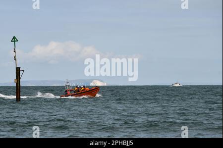 Poole, Dorset, England, Vereinigtes Königreich. 27MAR23. RNLI Rib patrouilliert am Eingang von Poole Harbour und Bournemouth Bay. Isle of Wight ist im Hintergrund zu sehen. Stockfoto