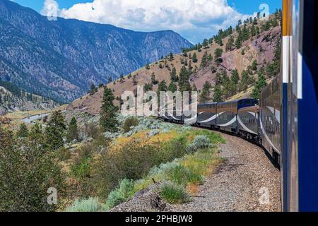 Der Rocky Mountaineer-Zug fährt durch Fraser Valley, British Columbia, Kanada. Stockfoto