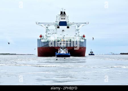 Rohöltanker "Nissos Nikoria, Majuro" manövriert Corpus Christi Schiffskanal, Schleppboote unterstützen, Texas, USA. Stockfoto