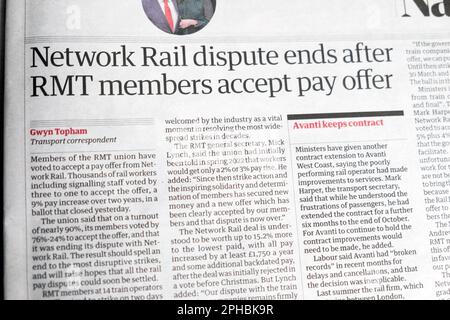 „Network Rail Dispute Ends after GMT members accept Pay Offer“ (Streit mit der Netzwerkschiene endet, nachdem die GMT-Mitglieder das Zahlungsangebot angenommen haben), Artikel der Zeitung Guardian Headline RAIL, 21. März 2023 London England UK Stockfoto