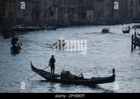 Gondoliere rudern ihre eigenen Gondeln entlang der Kanäle von venedig Gondoliere rudern ihre eigenen Gondeln entlang der Kanäle von venedig Stockfoto