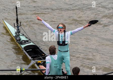 Bootsrennen 2023. Cambridge cox Jasper Parish feiert den Sieg des Teams nach der Ziellinie des University Boat Race Stockfoto