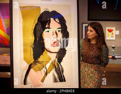 London, Großbritannien. 27. März 2023. Mick Jagger aus Mick Jagger Portfolio, 1975 von Andy Warhol (1928-1987). Schätzung: £60.000 - 80.000 mit Arbeit von John Copnall, £1.000 - £1.500 - Vorschau von Bonhams' Briten. Das Ist Cool. Verkauf. Der Verkauf findet am 29. März in der New Bond Street statt. Kredit: Mark Thomas/Alamy Live News Stockfoto