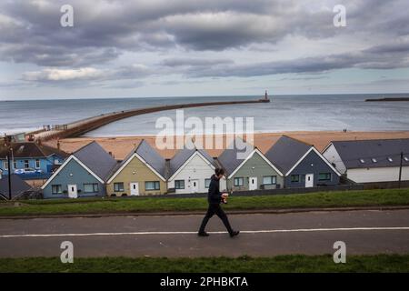 Roker Beach in der Stadt Sunderland. Im Mai 2024 soll ein neuer regionaler Bürgermeister im Rahmen eines Dezentralisierungsvertrags für den Nordosten im Wert von 4,2bn Mio GBP gewählt werden. Die Galionsfigur würde eine gemeinsame Bürgermeisterschaft anführen, die sich über Northumberland, Tyne und Wear und County Durham erstreckt. Der derzeitige Bürgermeister im Norden von Tyne ist Jamie Driscoll. Stockfoto