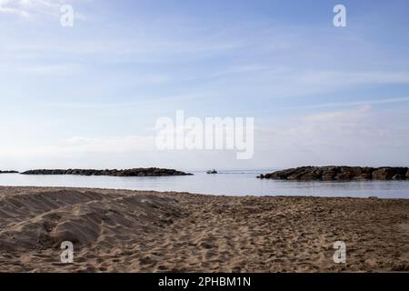 Wunderschöne Seascape, Sandstrand, Wolken, die sich im Wasser spiegeln, natürlicher minimalistischer Hintergrund und Textur, Banner mit Panoramaaussicht. Stockfoto