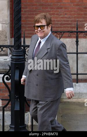 London, Großbritannien. 27. März 2023. 27. März 2023, London, verlässt Sir Elton John die Royal Courts of Justice, das britische High Court in London, nach einer Anhörung wegen Vorwürfen wegen rechtswidriger Informationssammlung gegen den Verleger Associated Newspaper Limited (ANL). Sir Elton John verklagt ANL zusammen mit Prinz Harry, David Furnish, Liz Hurley, Sadie Frost, dem ehemaligen liberaldemokratischen Parlamentsabgeordneten Sir Simon Hughes und Baroness Doreen Lawerence. Kredit: Lucy North/Alamy Live News Stockfoto