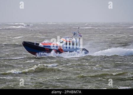 Rettungsboot KNRM Jan van Engelenburg aus Hansweert patrouilliert bei Sturmwetter im Winter entlang der Nordseeküste von Zeeland, Niederlande Stockfoto