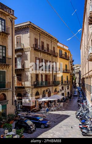 Ein vertikales Bild einer lebendigen Straße in Palermo, Sizilien, Italien, mit einer lebhaften Atmosphäre an einem sonnigen Tag Stockfoto