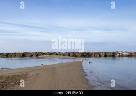 Wunderschöne Seascape, Sandstrand, Wolken, die sich im Wasser spiegeln, natürlicher minimalistischer Hintergrund und Textur, Banner mit Panoramaaussicht. Stockfoto