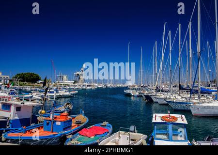 Eine Reihe von Booten, die in den ruhigen Gewässern nahe einem majestätischen Pier in Palermo, Sizilien, Italien anlegen Stockfoto