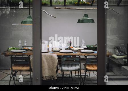 Esstisch mit Platz im Garten-Gewächshaus Stockfoto