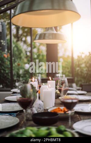 Das Abendessen wurde für die Party auf dem Esstisch vorbereitet Stockfoto