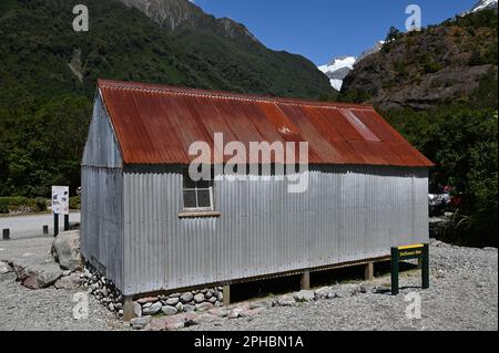 Die Defiance Hut befindet sich jetzt auf dem Parkplatz für Besucher, die den Gletscher sehen. Ursprünglich befand er sich in Castle Rocks, höher auf dem Gletscher. Stockfoto