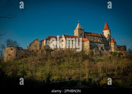 Burg in Farbe sonniger Abend in Mittelböhmen im Frühling Stockfoto