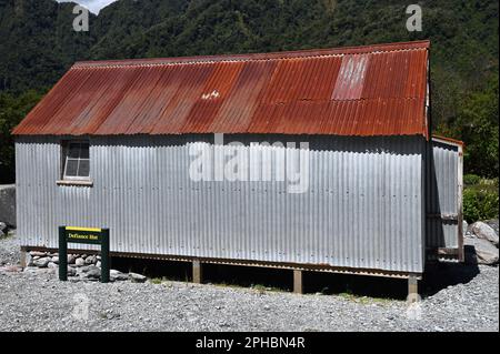 Die Defiance Hut befindet sich jetzt auf dem Parkplatz für Besucher, die den Gletscher sehen. Ursprünglich befand er sich in Castle Rocks, höher auf dem Gletscher. Stockfoto