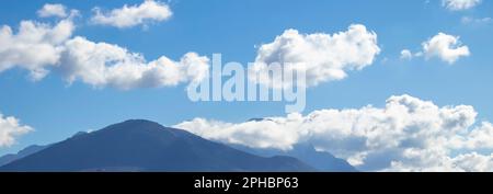 Fantastisches hochauflösendes Panorama eines wunderschönen alpinen Ausblicks auf der berühmten High Mountain Road, Italien. Stockfoto