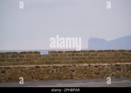 Blick auf die Capo Caccia Landzunge von den Bastionen Alghero, Sardinien, Italien Stockfoto