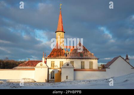 Priory Palace an einem Dezembermorgen. Gatchina, Region Leningrad. Russland Stockfoto