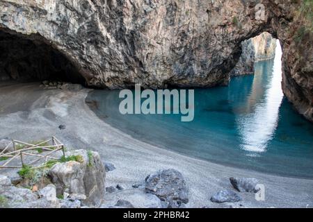 Great Arch, Aerial View, Arch Rock, Arco Magno und Beach, San Nicola Arcella, Provinz Cosenza, Kalabrien, Italien. Die Schönheit der Natur. Natürlicher Hintergrund. Stockfoto