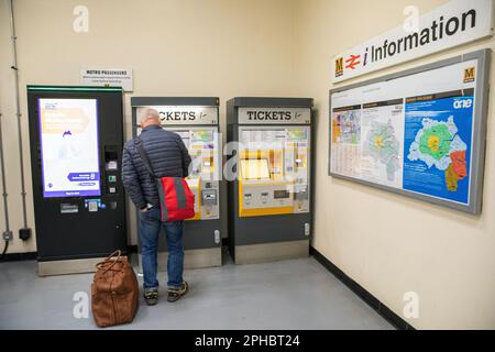 Die Metrostation Tyne and Wear (Sunderland Station) in der Stadt Sunderland. Im Mai 2024 soll ein neuer regionaler Bürgermeister im Rahmen eines Dezentralisierungsvertrags für den Nordosten im Wert von 4,2bn Mio GBP gewählt werden. Die Galionsfigur würde eine gemeinsame Bürgermeisterschaft anführen, die sich über Northumberland, Tyne und Wear und County Durham erstreckt. Der derzeitige Bürgermeister im Norden von Tyne ist Jamie Driscoll. Stockfoto