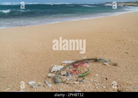 Sanierung von Plastikfragmenten aus dem Ozean am Strand. Meeresschutt auf Hawaii Stockfoto