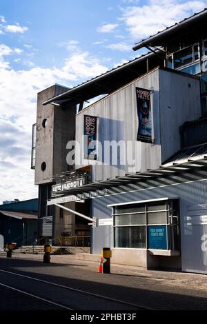 Frühmorgendliche Straßenszene und Außenansicht des Arts Umbrella Education Centre auf Granville Island in Vancouver, British Columbia Stockfoto