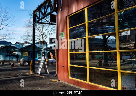 Außenansicht der Fassade des Granville Island Market Gebäudes im frühen Morgensonnenlicht an einem ruhigen Frühlingstag in Vancouver, British Columbia Stockfoto