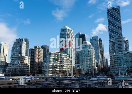 Hochhaus Luxus Wohnanlagen beleuchtet von hellem Sonnenaufgangslicht mit Blick auf False Creek und Granville Island in Vancouver, British Columbia, Kanada Stockfoto