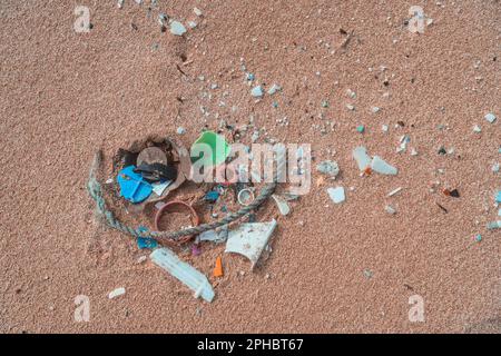 Plastikverschmutzung am Strand. Ozeanmikroplastische Meeresschutt Stockfoto