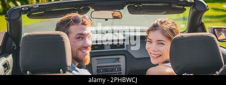 Panorama Auto Road Trip Touristen glücklich fahren Cabrio auf Reise Urlaub Banner Panorama Stockfoto